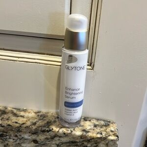 Glytone Enhance Brightening Serum